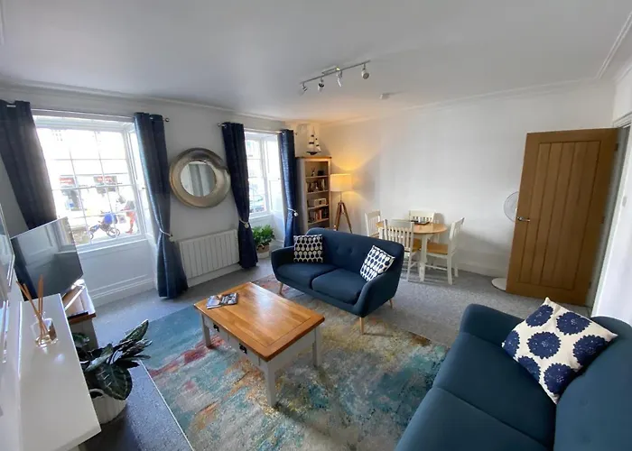 Central Falmouth With Parking & Courtyard