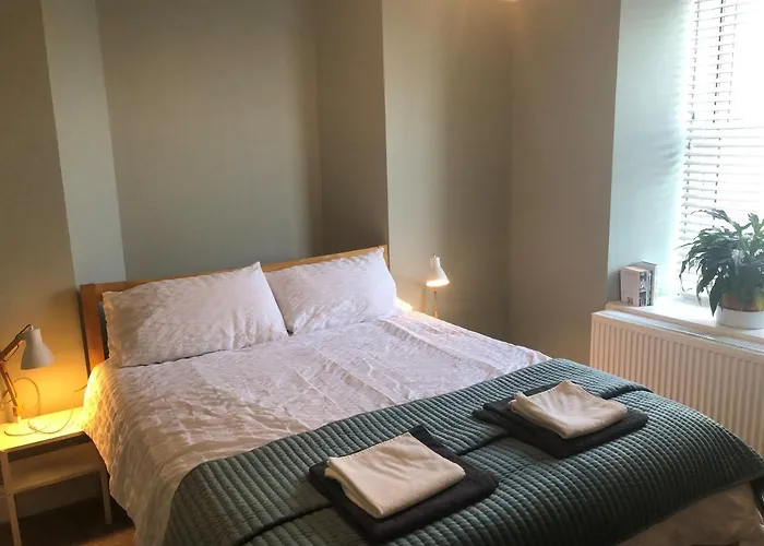 The Nest, Central Falmouth, 10 Mins To The Beaches And Off Street Parking